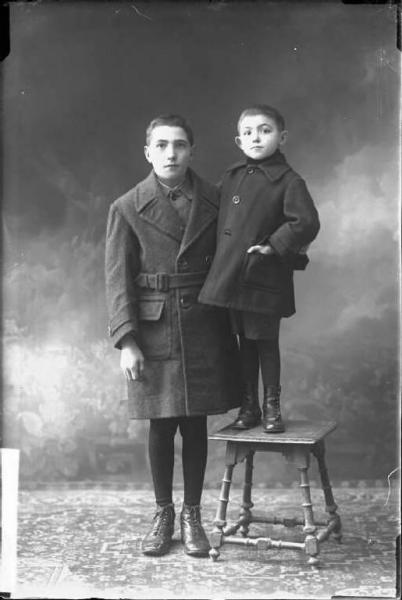 Uomo e bambino - ritratto - figura intera [committenza Vecchio Santina - Voghera]