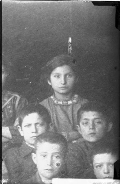 Bambina con quattro maschietti - ritratto - mezzo busto [committenza  Rebolini Maria - Cervesina]