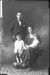 Uomo con donna e 2 bambini - ritratto - figura intera [committenza Montagna Carlo - Lungavilla]