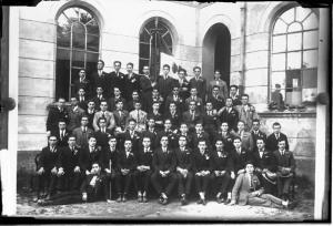 Gruppo [56] - ritratto - figura intera [committenza Gruppo Coscritti Classe 1905]