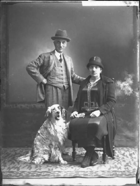 Uomo, donna e cane - ritratto - figura intera [committenza Giorgi Cav. Pietro - Rivanazzano]