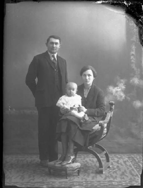 Uomo, donna e bambino - ritratto - figura intera