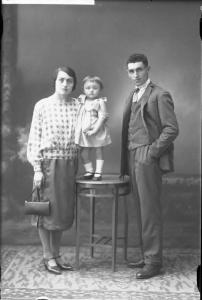 Uomo con donna e bambina - ritratto - figura intera - [committenza Ernesto Torti - Voghera]