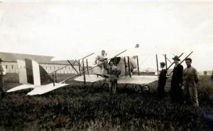 Giuseppe Bottai - Volo con biplano - Sosta in aeroporto
