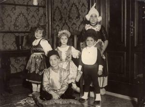 Bruno e Viviana Bottai - Ritratto con bambini in vestito da carnevale