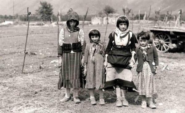 Bambine albanesi in costume popolare