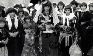 Donne albanesi in costume popolare