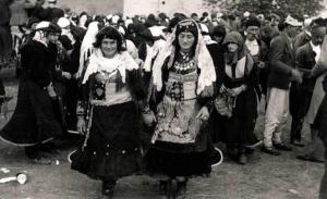 Donne albanesi in costume popolare