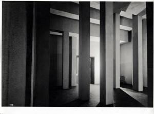 V Triennale - Mostra internazionale di architettura moderna - Atrio - "Pilastri in libertà" di Felice Casorati