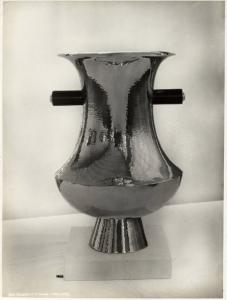 V Triennale - Arti decorative e industriali - Cristalli-metalli-illuminazione - Vaso di metallo di Carlo Turina