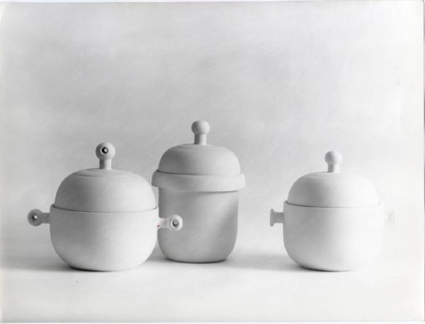 XIII Triennale - Le produzioni - Sala rettangolare - Zuppiere in ceramica - Ambrogio Pozzi