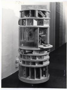 XIII Triennale - Le produzioni - Sala rettangolare - "La torre" mobile con cassetti, ripiani e scansie - Joe C. Colombo