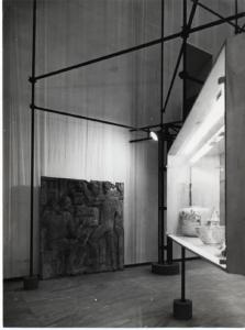 X Triennale - Salone d'onore. I trent'anni della Triennale 1924-54 - Bassorilievo in cemento "Arti grafiche" - Mario Sironi