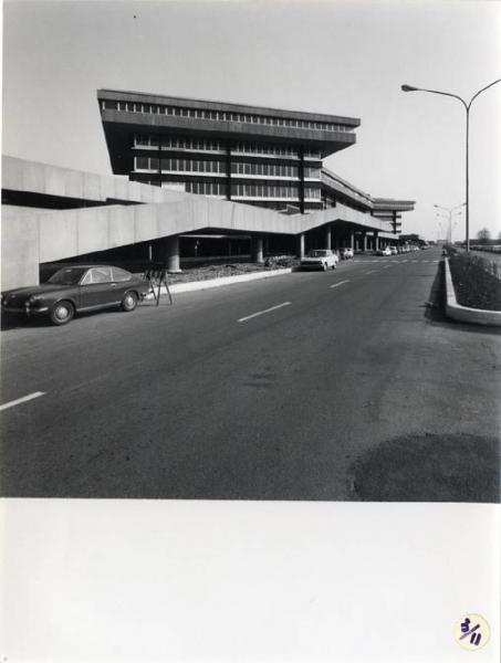 XVI Triennale - Secondo ciclo - Il progetto di architettura - Architetture italiane degli anni '70 - Arese, uffici dell'Alfa Romeo di Ignazio Gardella