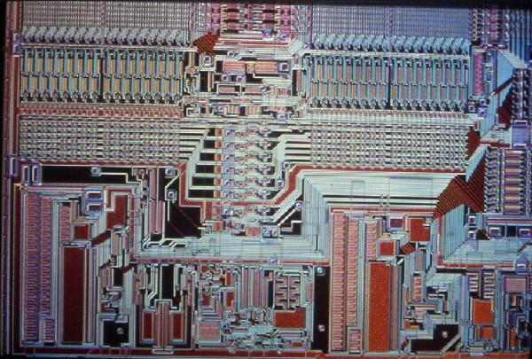XVIII Triennale - Mostre tematiche - Il giardino delle cose - La materia minima - Microcomponenti elettronici