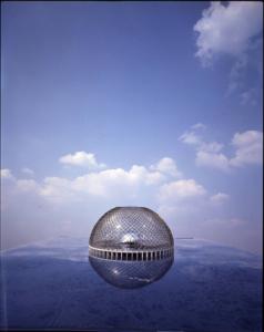 XVIII Triennale - Partecipazioni internazionali - Francia. La spirale e il cubo frattale - Incastri complessi di geometrie semplici. "Sea sphere" di Paul Andreu