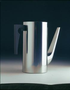 XVIII Triennale - Partecipazioni internazionali - Danimarca. Design danese: ricchezza e semplicità - Arne Jacobsen, Cylinda line coffee pot