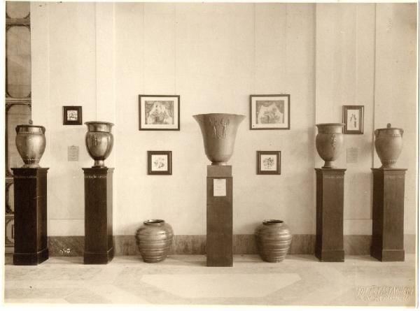 II Biennale - Atrio del secondo piano nobile - Vasi della Società Ceramica Richard Ginori