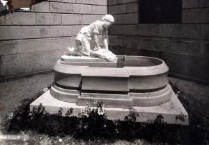 I Biennale - Cortile d'onore - Fontana in marmo "piccola massaia" di Francesco Penna