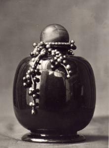 I Biennale - Mostra degli orafi - Lavori di oreficeria, vaso in gres con decorazioni in oro e perle di vari colori, di Alfredo Ravasco