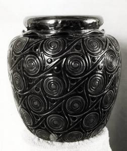 I Biennale - Sezione di Faenza - Grande vaso in maiolica a girali policrome in rilievo
