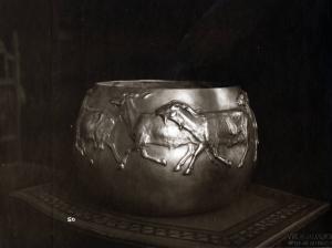 II Biennale - Mostra d'arte siciliana - Vaso in argento sbalzato di Francesco Camarda