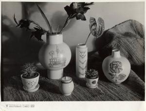 V Triennale - Arti decorative e industriali - Ceramiche - Vasi in smalto bianco opaco di Guido Andlovitz