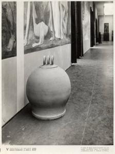 V Triennale - Pittura murale e scultura decorativa - Galleria delle pitture - Vaso modellato in litoceramica di Nino Strada