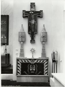 V Triennale - Mostre nel parco - Padiglione della mostra d'arte sacra - Altare in marmo di Enrico Ratti e oggetti di arte sacra