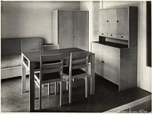 V Triennale - Mostra dell'abitazione - Gruppo di elementi di case popolari di Enrico Griffini e Piero Bottoni - Stanza di soggiorno-letto di un alloggio tipo di 25,50 mq.