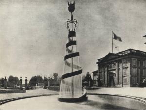 IV Triennale - Cortile d'onore della Villa reale di Monza con la fontana di Michele Marelli
