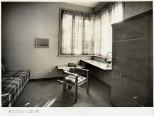 V Triennale - Mostra dell'abitazione - Casa minima di Alessandro Cairoli, G.B. Varisco e Osvaldo Borsani - Camera da letto-studio