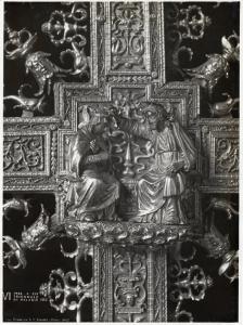 VI Triennale - Mostra dell'antica oreficeria italiana - Vetrina II. Grande vetrina centrale con opere scelte di oreficeria sacra - Croce processionale d'argento dorato