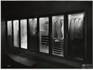 VII Triennale - Mostra dell'arredamento alberghiero - Ambiente n. 1: Camera d'albergo di lusso in città di Guglielmo Ulrich - Armadio con ante a specchio