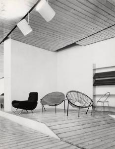 X Triennale - Mostra del mobile singolo - Da sinistra: poltrona di Marco Zanuso, due poltrone e sedia di Vittoriano Viganò, libreria di Atti Nurmesniemi