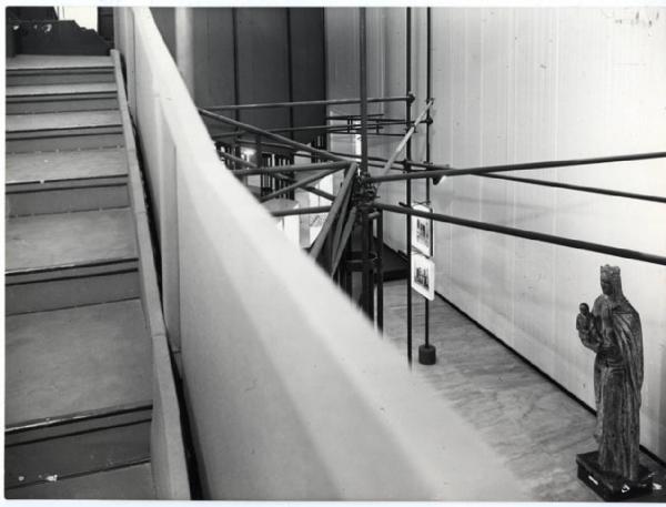 X Triennale - Salone d'onore. I trent'anni della Triennale 1924-54 - Franco Albini e Franca Helg - Scultura in legno "Madonna con il bambino" di Arturo Martini