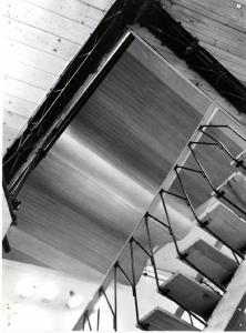 X Triennale - Mostra degli elementi costruttivi nell'edilizia - Scala con gradini di legno montati su mensola centrale - Soffitto ondulato