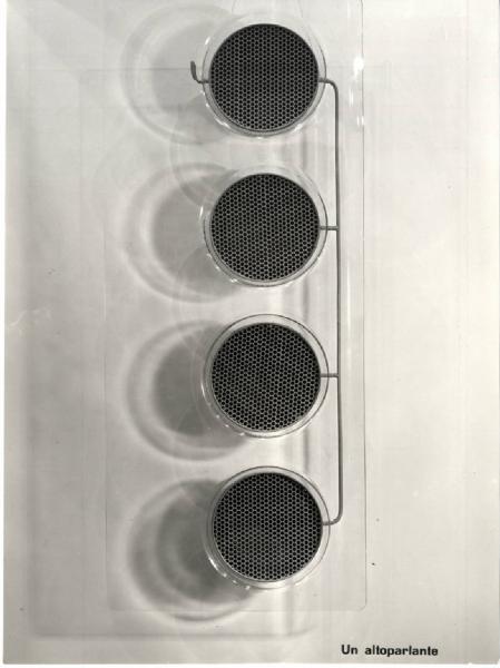 XI Triennale - Mostra internazionale dell'Industrial Design - Vano dedicato ad Arne Jacobsen - Altoparlante di plastica e rete di plastica