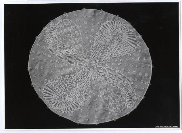 XI Triennale - Mostra delle Produzioni d'arte - Sezione dei pizzi, ricami, alabastri - Centro ricamato su bisso - Nino Strada