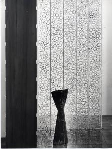 XI Triennale - Mostra delle Produzioni d'arte - Sezione della Ceramica - Parete ad elementi cilindrici di ceramica e vaso