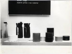 XI Triennale - Mostra internazionale dell'Industrial Design - Vano dedicato a Kay Frank - Vasi in ceramica, porcellana e vetro