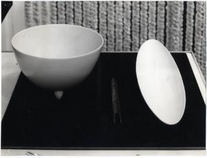 XI Triennale - Mostra internazionale dell'Industrial Design - Vano dedicato a Tapio Wirkkala - Piatto ovale e zuppiera in terraglia, forchetta in legno