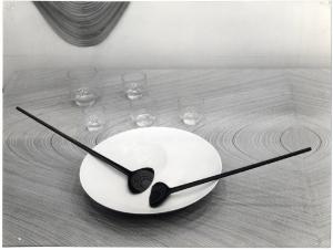 XI Triennale - Mostra internazionale dell'Industrial Design - Vano dedicato a Tapio Wirkkala - Superficie di legno, fondina, cucchiai di legno, bicchieri