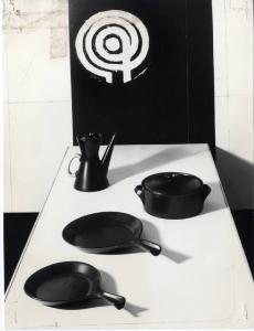 XI Triennale - Mostra internazionale dell'Industrial Design - Vano dedicato a Stig Lindberg - Serie di pentole "Terma"