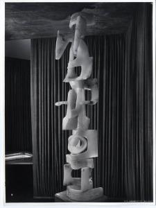 XI Triennale - Mostra delle Produzioni d'arte - Sezione dei pizzi, ricami, alabastri - Scultura in alabastro "figura ancestrale" - Mirko Basaldella