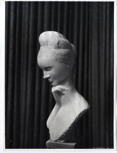 XI Triennale - Mostra delle Produzioni d'arte - Sezione dei pizzi, ricami, alabastri - Scultura in alabastro "Busto di donna" - Emilio Greco