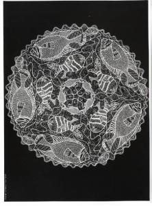 XI Triennale - Mostra delle Produzioni d'arte - Sezione dei pizzi, ricami, alabastri - Merletto a tombolo con disegno di pesci - Helga Ehall