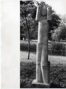 XI Triennale - Parco Sempione - Mostra internazionale di scultura nel parco Sempione - Scultura "Stehende Figur" - Fritz Wotruba