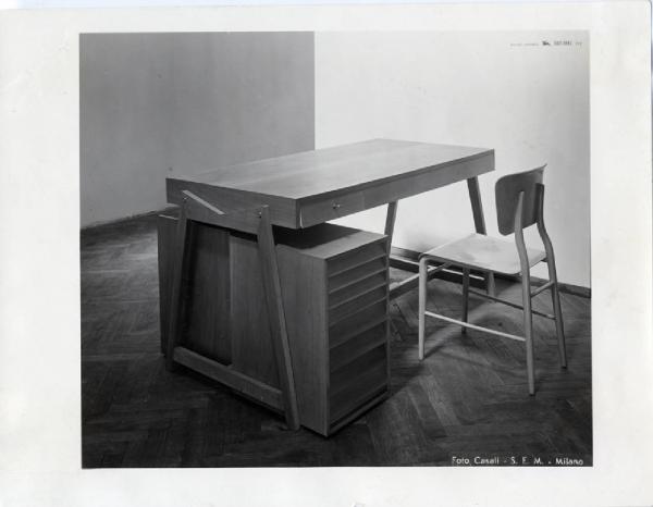 VIII Triennale - Arredamento - Seconda parte. Mobili singoli composti in gruppi - Scrivania e sedia - Gabriele Mucchi