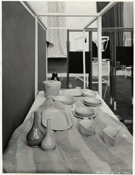 VIII Triennale - Oggetti per la casa - Oggetti in ceramica di Angelo Ungania - Tessuti per VIII Triennale - Arredamento di Parella Craveri